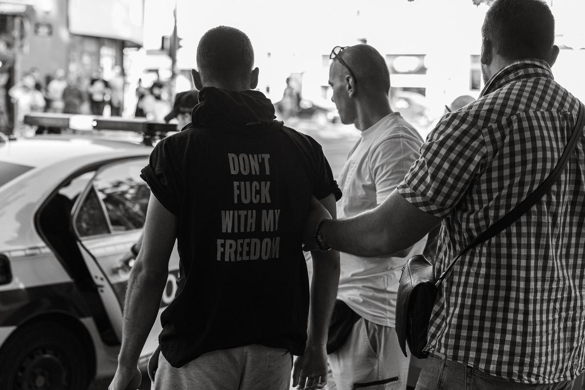 Demonstrant sa porukom o slobodi — crno-bela fotografija